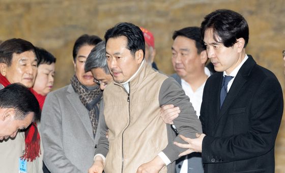 부축 받으며 발걸음 옮기는 장동혁 대표