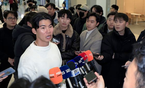 취재진 질문에 답하는 김혜성