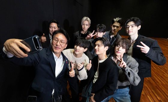 엔하이픈과 함께 셀카 찍는 엔하이픈