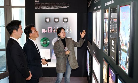 하이브 찾은 김민석 총리