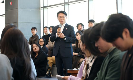 하이브 찾은 김민석 총리