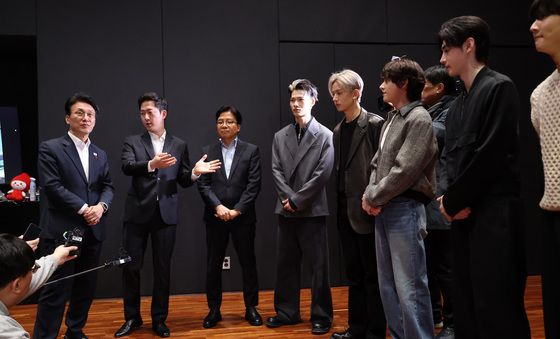 하이브 찾은 김민석 총리