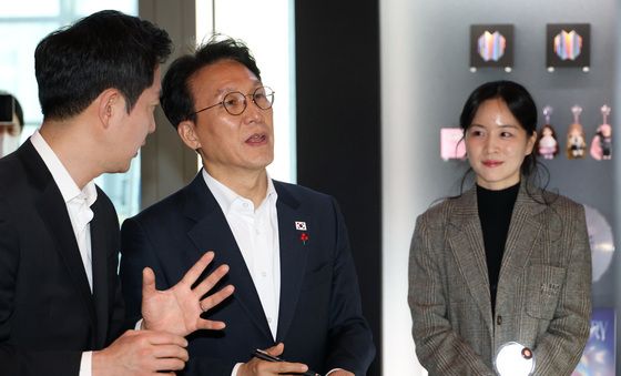 이재상 대표 설명 듣는 김민석 총리