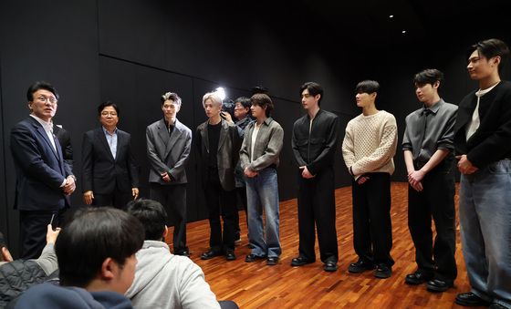 하이브 안무연습실 찾은 김민석 총리