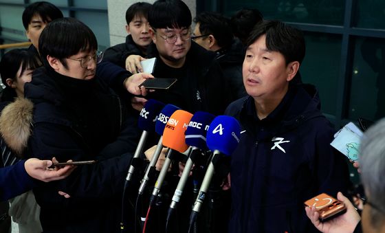 전지훈련 마치고 귀국해 인터뷰 하는 류지현 감독