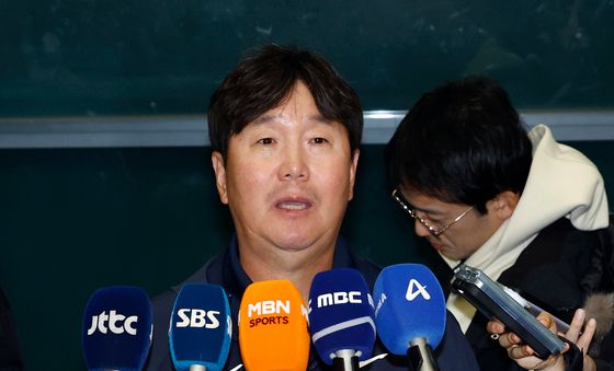 귀국 인터뷰 하는 류지현 야구대표팀 감독