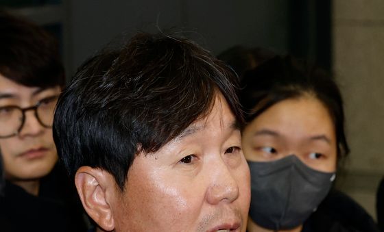 귀국 인터뷰하는 류지현 감독