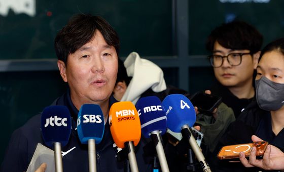 귀국길에 취재진 만난 류지현 감독