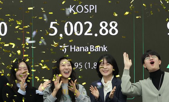 코스피, 사상 첫 '꿈의 오천피' 달성…장중 돌파