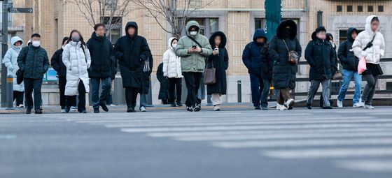 두터운 옷차림으로 출근하는 시민들