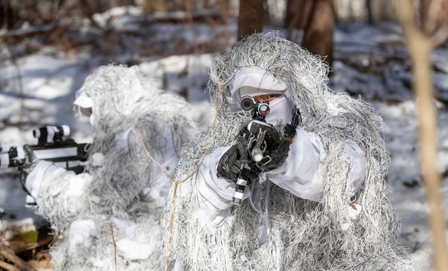 은거지 활동하는 육군 특전사들