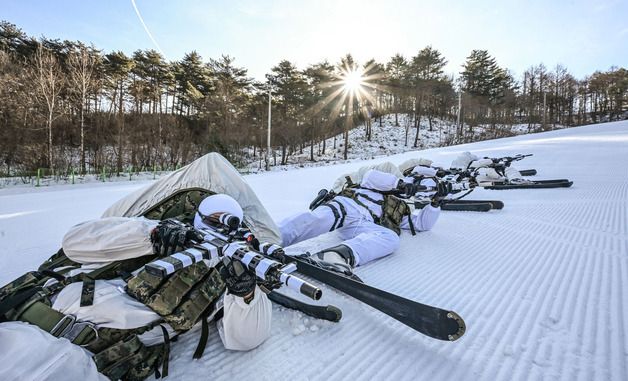 설상 기동훈련 중 사격 자세 취하는 특전사 장병들