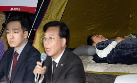 국민의힘 최고위원회의, '끝내 자리에는 앉지 못한 장동혁 대표'