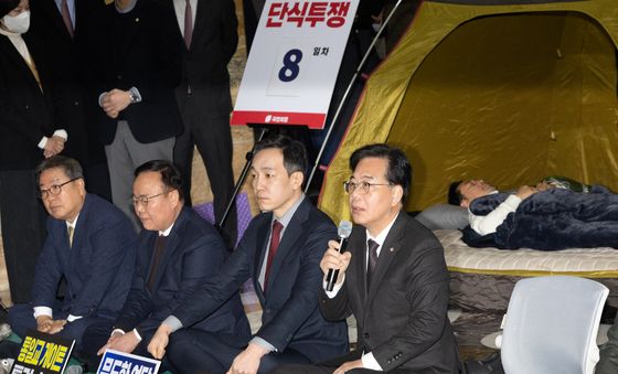 장동혁 대표 대신 최고위원회의 주재하는 송언석 원내대표