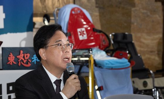 로텐더홀에 놓인 접이식 들것