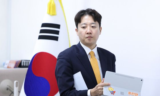 최고위원회의 참석하는 이준석