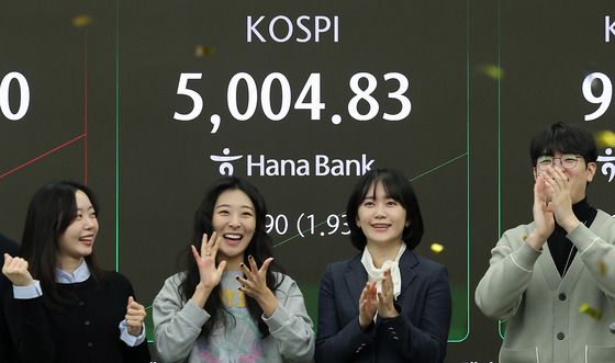 코스피, 5000선 뚫었다… 새 역사 쓴 국내 증시