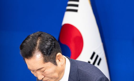 인사하는 정청래 민주당 대표