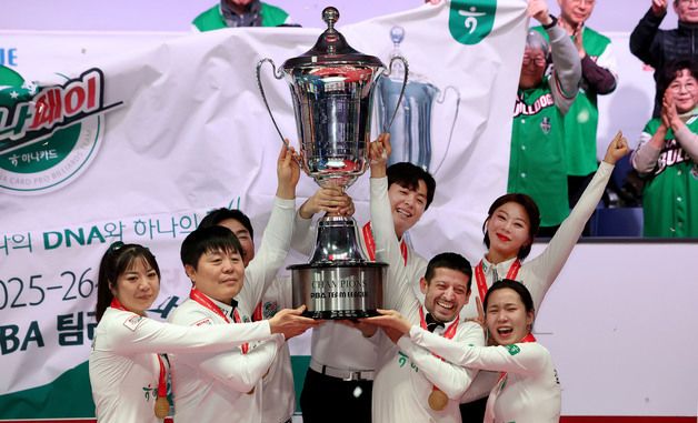 'PBA 팀리그 우승', 트로피 들어보이는 하나카드 선수들