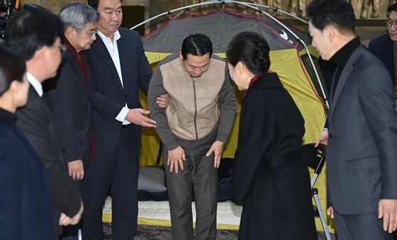 박근혜 전 대통령에게 인사하는 장동혁