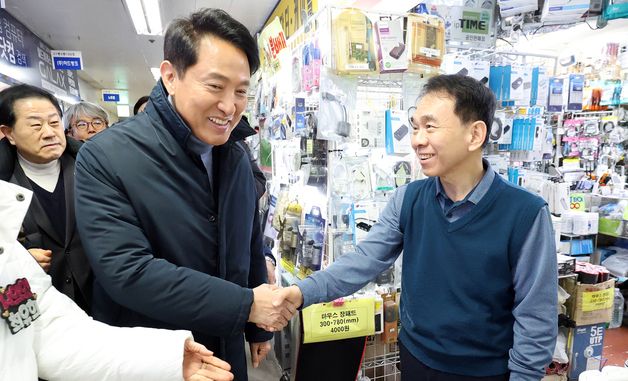 상인들과 인사 나누는 오세훈 시장