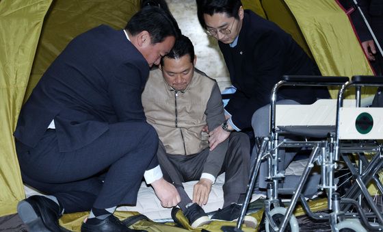 단식 농성장 나서는 장동혁 대표