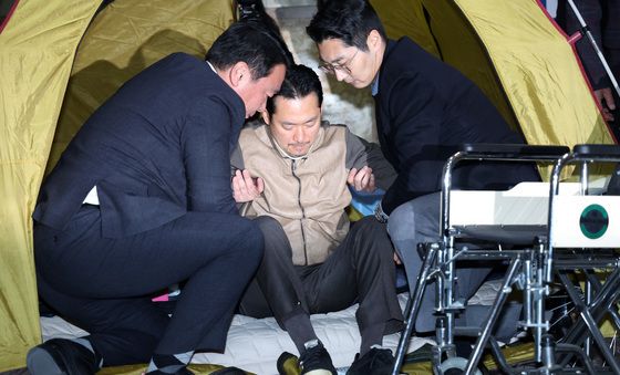 단식 농성장 나서는 장동혁