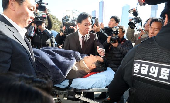 병원 이송되는 장동혁 '단식 중단'