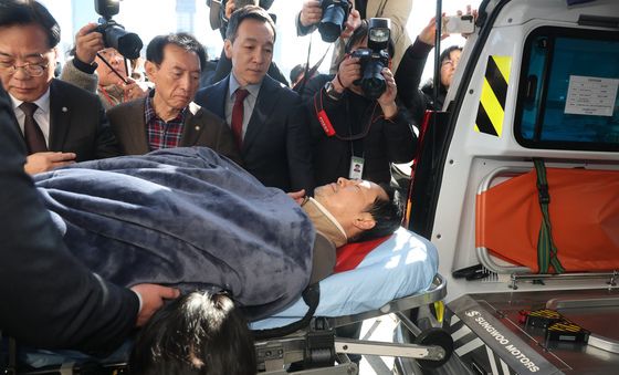 '단식 중단' 장동혁 국민의힘 대표, 병원 이송