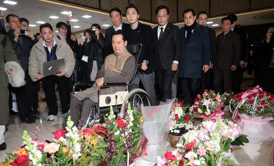 '단식 중단' 응원 꽃다발 옆 지나는 장동혁 국민의힘 대표