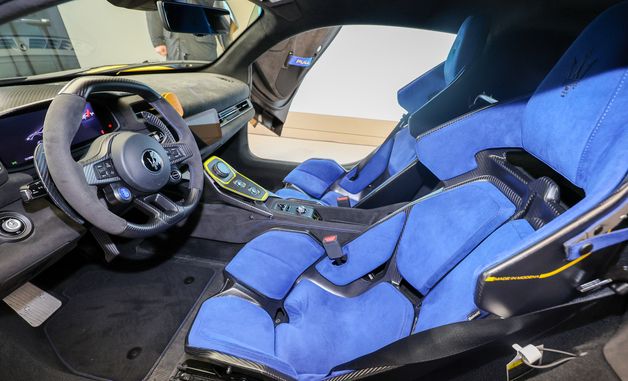 마세라티 GT2 스트라달레 운전석 모습은?