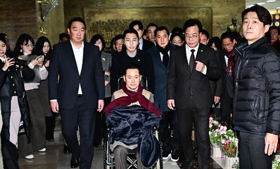 단식 중단한 뒤 병원으로 향하는 장동혁 대표