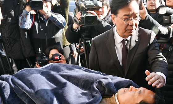 단식 멈추고 병원 향하는 장동혁 국민의힘 대표