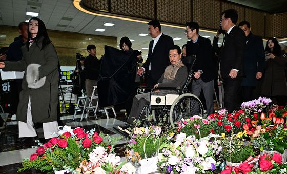 응원 꽃바구니 지나며