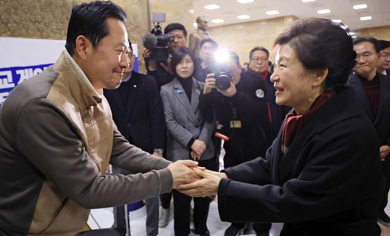 서로 손 맞잡은 장동혁 대표와 박근혜 전 대통령