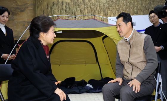 장동혁 대표와 대화하는 박근혜 전 대통령