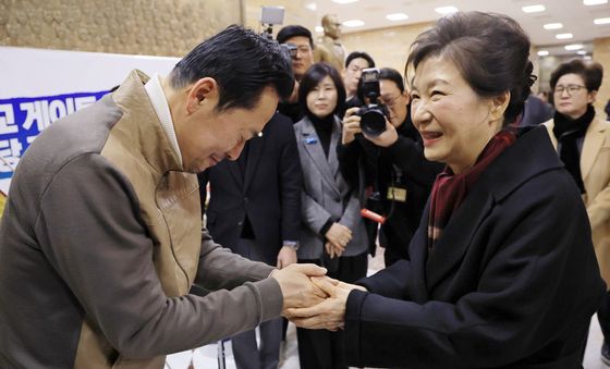 장동혁 대표와 손 잡은 박근혜 전 대통령