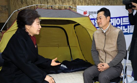 장동혁 대표 단식 농성장 찾은 박근혜 전 대통령