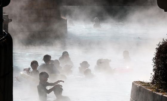 강력한 한파 피해 온수풀로