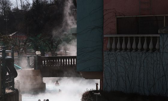 강력한 한파 피해 온수풀로