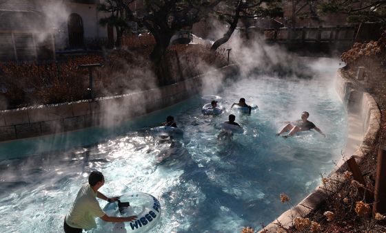 한파 속 온수풀