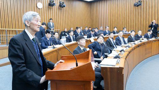 답변하는 이석암 전 서울지방항공청장