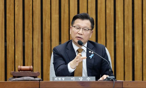 발언하는 이양수 위원장