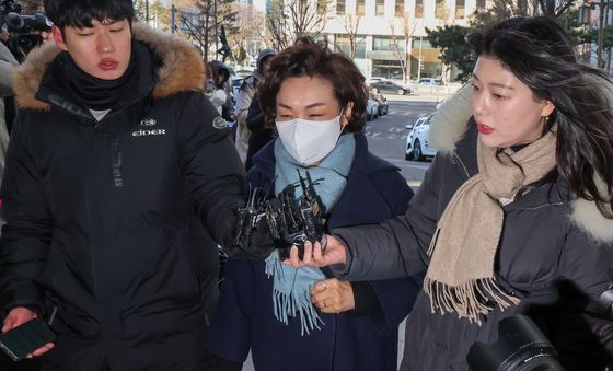 경찰 출석하는 김병기 의원 부인