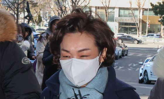 김병기 의원 부인 '묵묵부답'