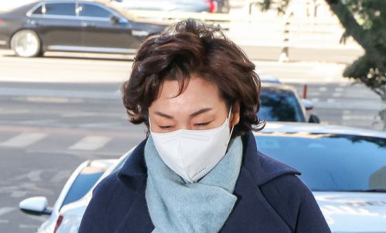 '법카 유용 의혹' 김병기 의원 부인, 경찰 조사 출석