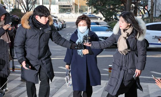 김병기 의원 부인, 취재진 질문에 '묵묵부답'