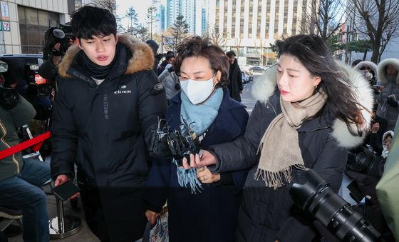 마스크 쓰고 경찰 조사 향하는 김병기 의원 부인