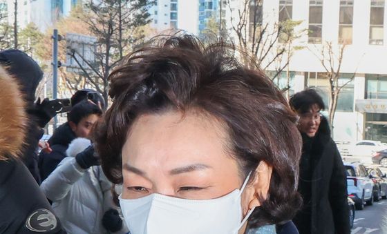 마스크 쓰고 경찰 조사 향하는 김병기 의원 부인