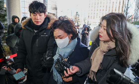 김병기 의원 부인 '묵묵부답'